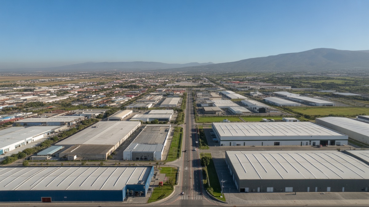Vista aérea de un parque industrial moderno en Querétaro, México